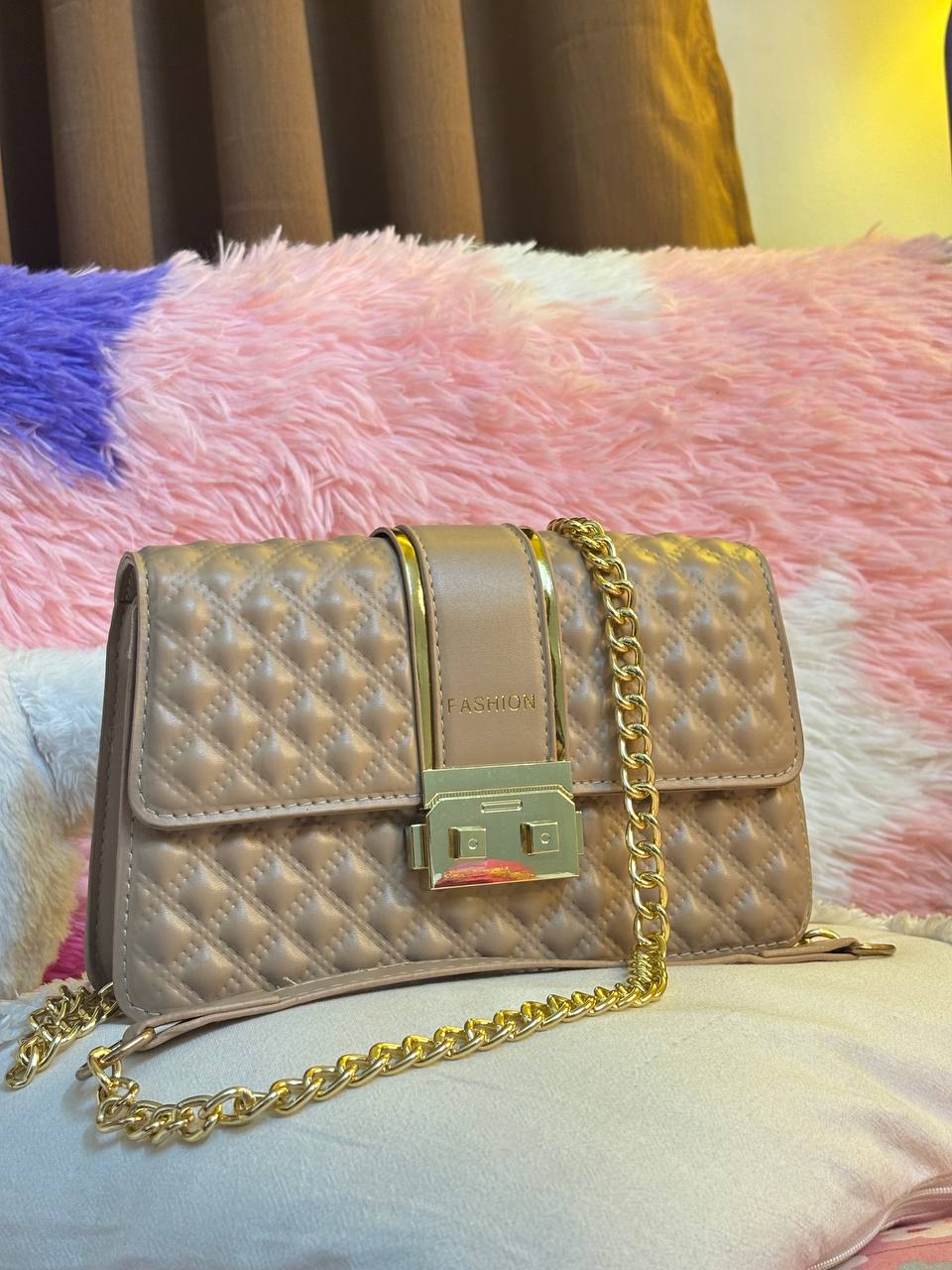 Elegant Curve Hand Bag – A Great Blend of Style and Necessity