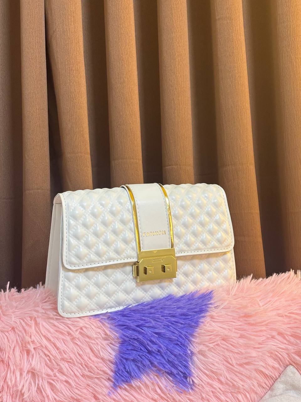 Elegant Curve Hand Bag – A Great Blend of Style and Necessity