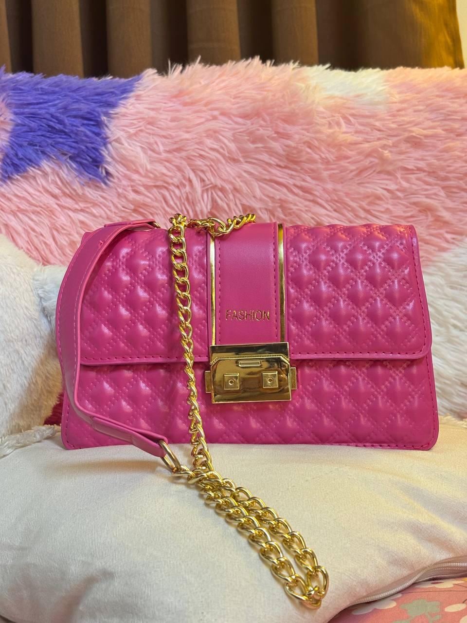 Elegant Curve Hand Bag – A Great Blend of Style and Necessity