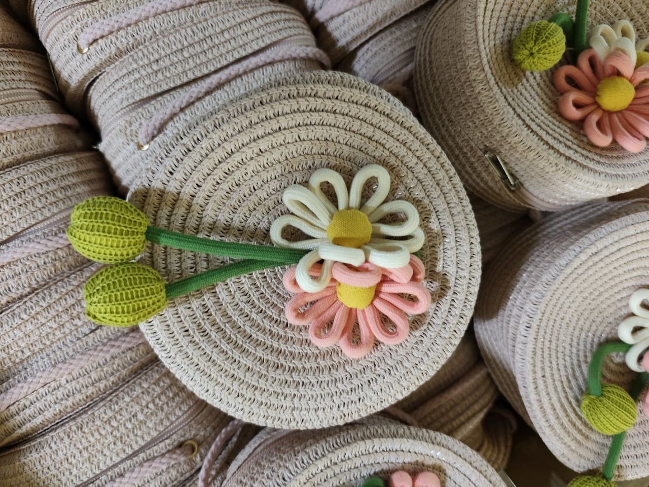   
Casual handmade woven straw Bag